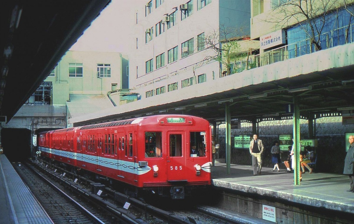 Marunouchi-Linie, Tokyo Metro, Standard-Serien 400 bis 900 (431-468, 569-802, 901-918), Baujahre 1956-1964. Alle diese Wagen wurden 1994-1996 durch die neuen Züge Serie 02 ersetzt. 131 Wagen gelangten an die Metrovias SA Buenos Aires; japanische Fotografen nehmen dort mit Entsetzen Aufnahmen der von Vandalismus und Graffitti heimgesuchten Wagen. Bild: Endwagen 585, dahinter Wagen 452, in Myôgadani, 27.Dezember 1979.
