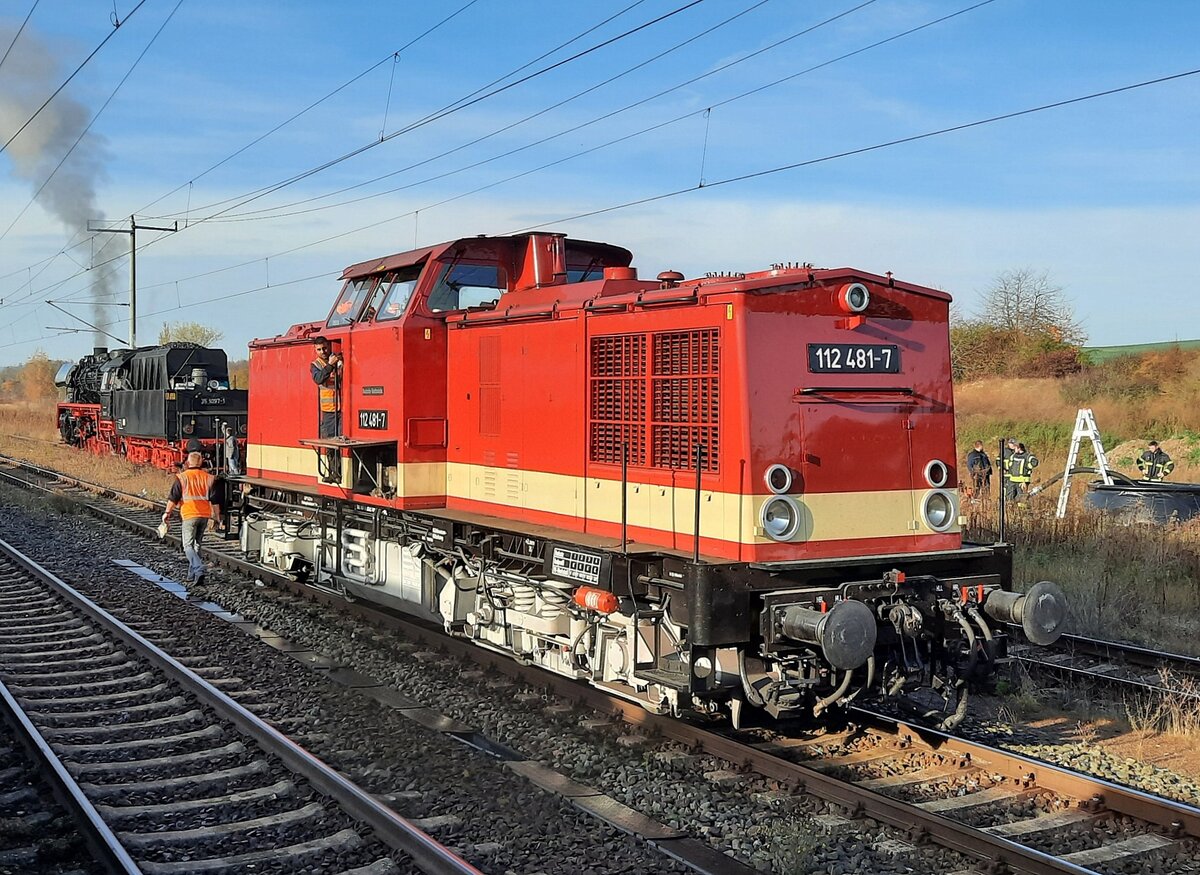 MaS 112 481-7 wartet am 30.10.2021 in Neudietendorf auf den DPE 349 aus Hamburg-Harburg. Dieser verkehrt dann als D 79648 mit ihr als Schlusslok ber Meiningen nach Eisenach.