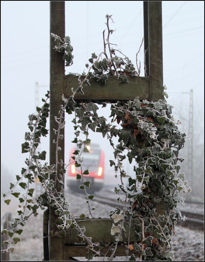 Mast und Nebel -

An einem eigentlich banalen Streckenabschnitt finden sich aber auch bei Nebel durchaus brauchbare Motiv.

Der S-Bahnzug wird an diesem nebeligen Nikolaustag sogleich in die Station Rommelshausen einfahren. (Fotostandpunkt auf dem Geh- und Radweg).

06.12.2016 (M)