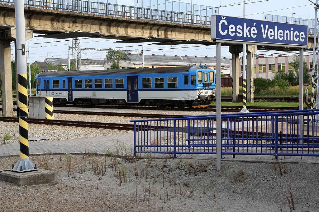Masten, Pfeiler, Gitter und, ach ja, ein Triebwagen: CD 842 034-1 am 04.August 2018 im Bahnhof Ceske Velenice.