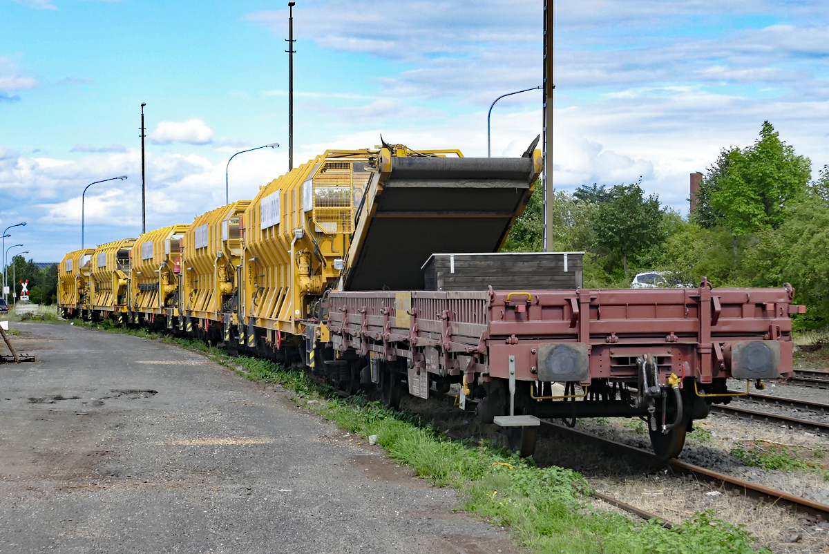 Materialförder- und Siloeinheiten MFS 40 und ein Flachwagen von Eiffage Rail, abgestellt in Euskirchen - 29.07.2017