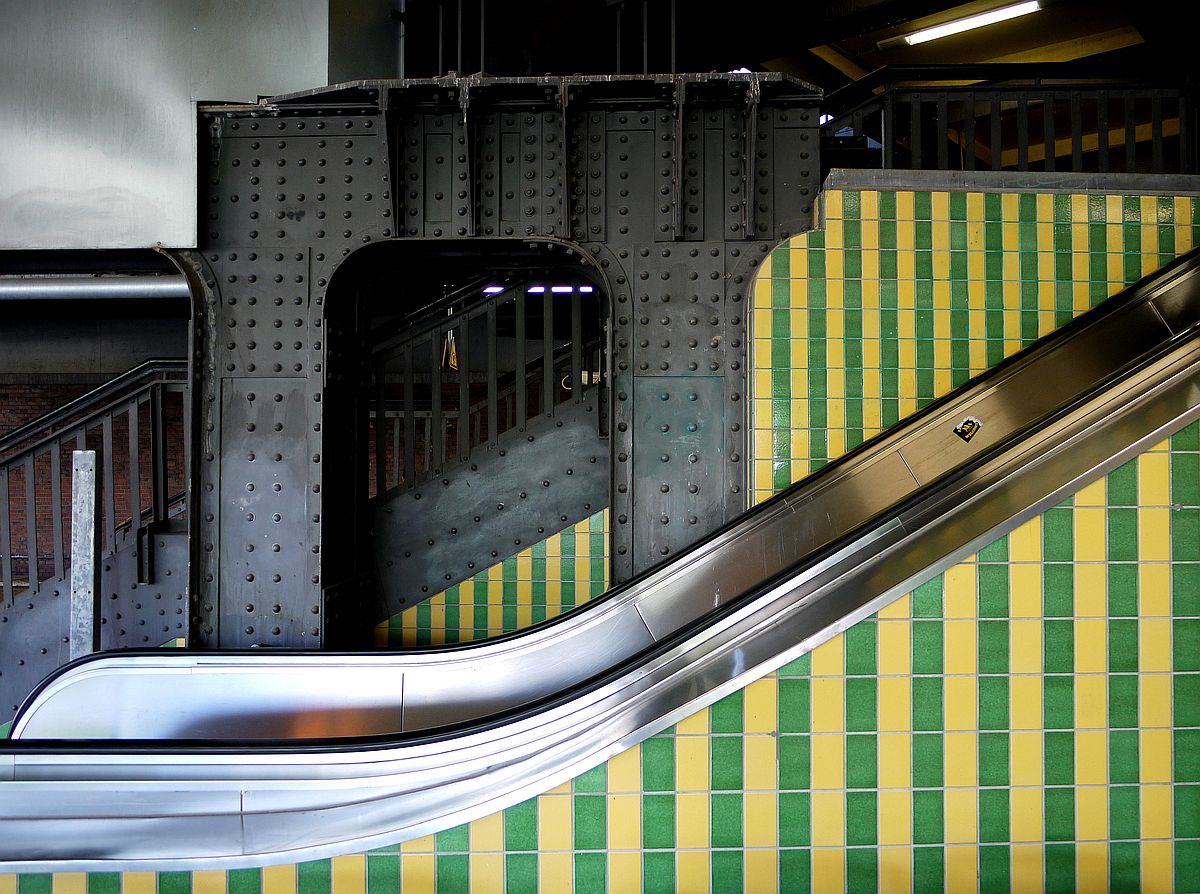 Materialmix aus zwei Epochen: Rolltreppe und Stützpfeiler am unteren Bahnsteig der Berliner S-Bahnstation  Schöneberg . 26.5.2014