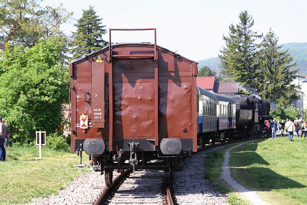 Materialwagen A-KSE 40 81 9408 121-7 (ex Tms) als letztes Fahrzeug des SEZ 14723 (Wien Meidling - Waldmühle) am 01.Mai 2019 im Bahnhof Perchtoldsdorf.