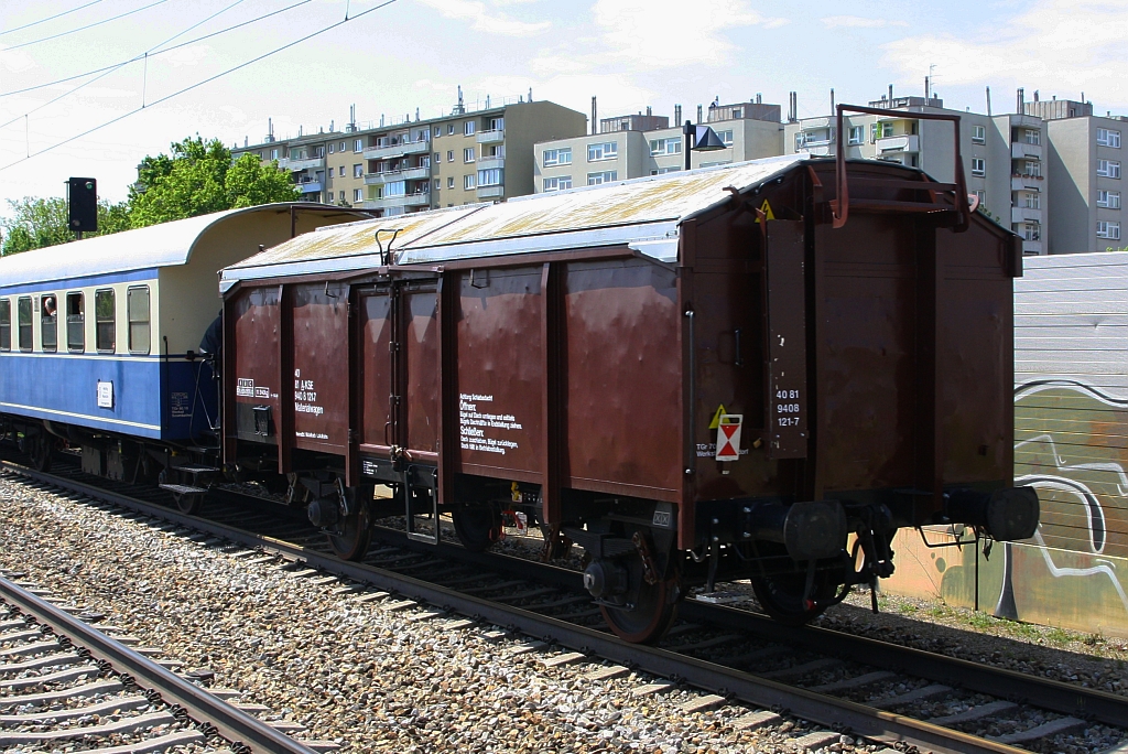 Materialwagen A-KSE 40 81 9408 121-7 (ex Tms) am 01.Mai 2019 als letztes Fahrzeug des, vom Verein Kaltenleutgebner Bahn veranstalteten, SEZ 14727 (Wien Meidling - Waldmühle) bei der Haltestelle Atzgersdorf.
