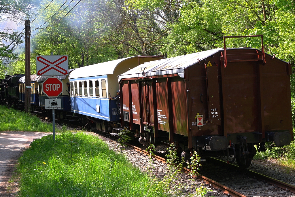 Materialwagen A-KSE 40 81 9408 121-7 (ex Tms) am 01.Mai 2019 als letztes Fahrzeug des, vom Verein Kaltenleutgebner Bahn veranstalteten, SEZ 14727 (Wien Meidling - Waldmühle) beim Strecken-Km. 3,9 der Kaltenleutgebenerbahn.