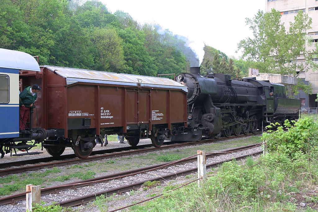 Materialwagen A-KSE 40 81 9408 121-7 (ex Tms) am 01.Mai 2019 eingereiht im, von der OSEK 52.100 (93 81 0052 100-5) gezogenen und vom Verein Kaltenleutgebner Bahn veranstalteten SEZ 14728 nach Wien Meidling, in der Lst. Waldmühle.