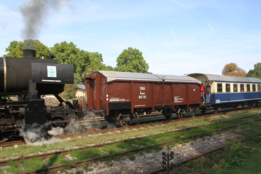 Materialwagen A-KSE 40 81 9408 121-7 (ex Tms), für die Fotografen eigens mittels Magnetfolien als ÖBB Kvmm 845 792 versehen, am 14.September 2019 eingereiht im SR 17325 nach Felixdorf im Bahnhof Traiskirchen Aspangbahn.