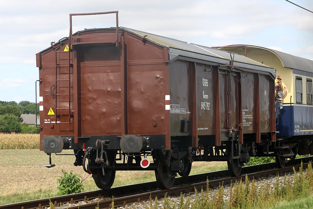 Materialwagen A-KSE 40 81 9408 121-7 (ex Tms), für die Fotografen eigens mittels Magnetfolien als ÖBB Kvmm 845 792 versehen, am 14.September 2019 als letztes Fahrzeug des SR 17328 (Felixdorf - Traiskirchen Aspangbahn) zwischen Tattendorf und Ober Waltersdorf.