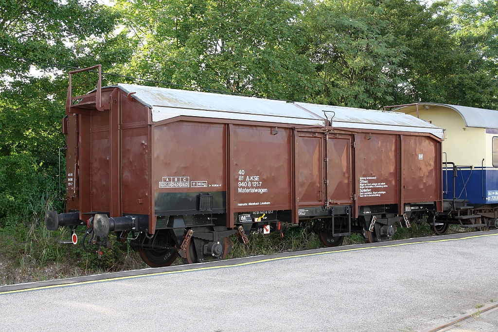 Materialwagen A-KSE 40 81 9408 121-7 (ex Tms) am 14.September 2019 als letztes Fahrzeug des SR 17330 (Felixdorf - Traiskirchen Aspangbahn) im Bahnhof Trumau.