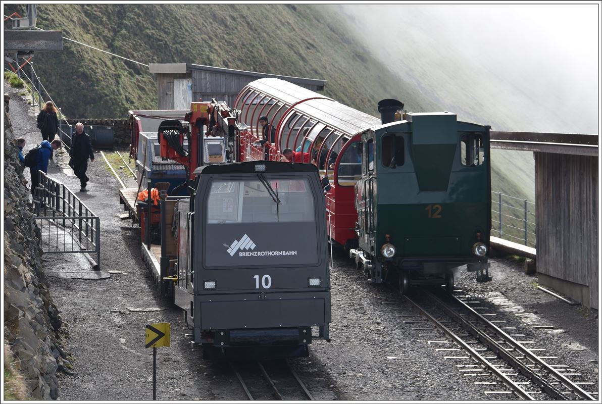 Materialzug mit Diesellok 10 und der erste Passagierzug des Tages mit Dampflok 12 in der Bergstation Rothorn Kulm. (20.06.2016)