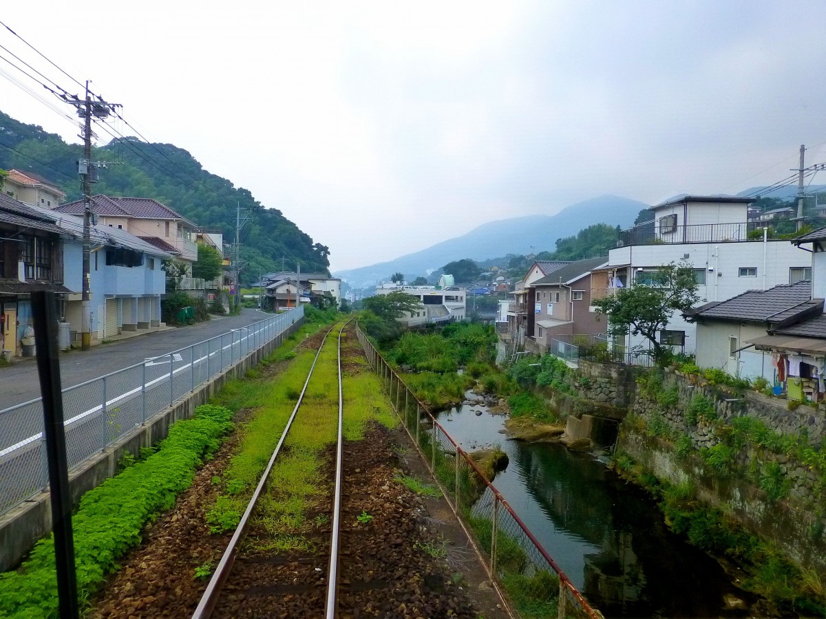 Matsu-ura-Bahn - der Abstieg nach Sasebo aus dem Wagen 619. Bei solchen Strecken weiss man nie, wann katastrophale Bergrutsche, Sturm oder Ueberschwemmung durch reissende Bergbäche der Bahn den Todesstoss geben werden. Bild: Unterhalb Yamanota, 26.Juli 2013. 