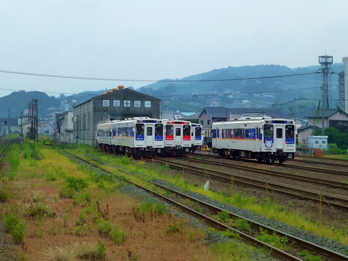 Matsu-ura-Bahn: Die Bahn besitzt 23 Wagen, davon die Wagen 601-621 aus den Jahren 2007-2012, den Wagen mit Innendekoration und altmodischem Aussehen für Sonderfahrten 501 (1999) und einen älteren Wagen 401 (1998). Die Originalwagen von 1987 sind ausgemustert. Im Bild stehen die Wagen 613, 620, 618, 501 und 610 vor dem Betriebswerk in Saza. 26.Juli 2013. 