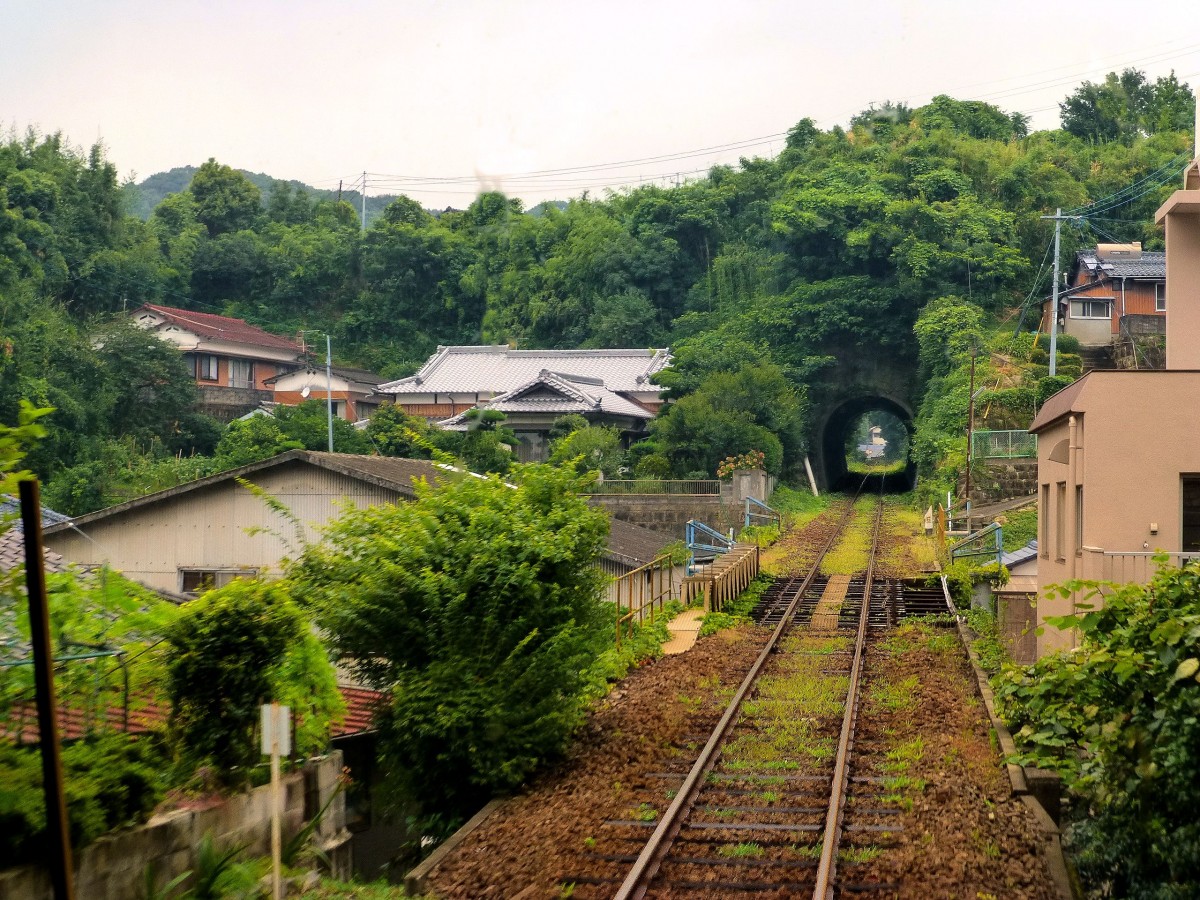 Matsu-ura-Bahn: Unterwegs in Triebwagen 605 - hier im steilen Aufstieg aus der Stadt Sasebo ins Gebirge hinein. 26.Juli 2013. 