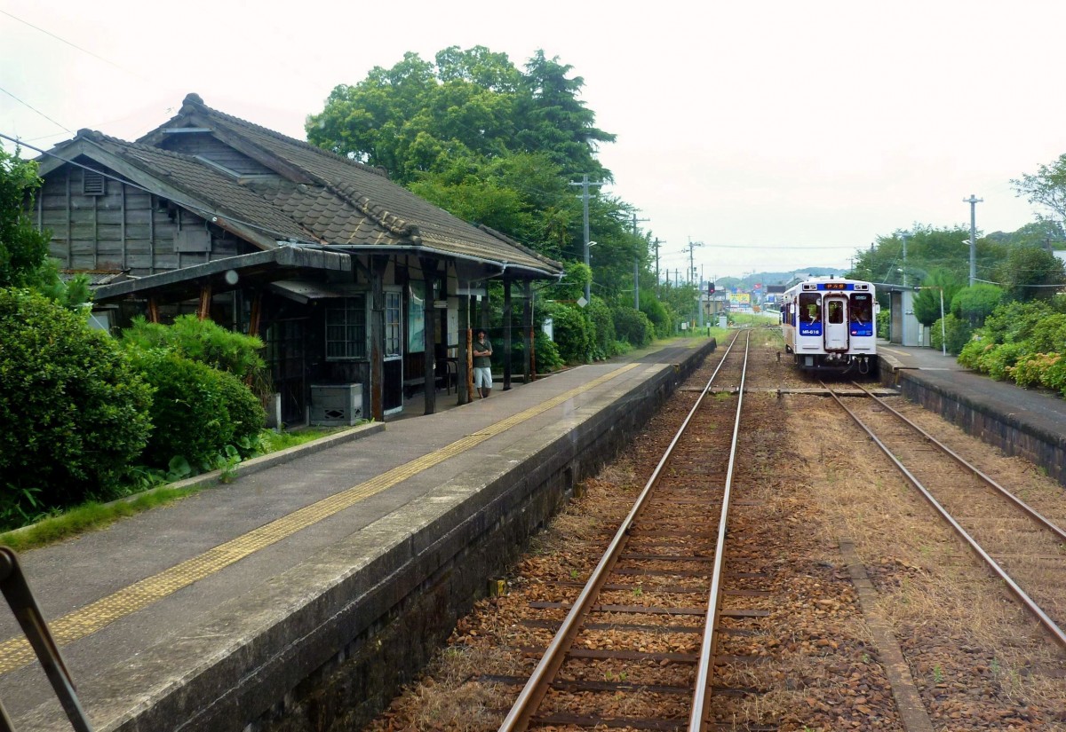Matsu-ura-Bahn: Viele Stationen sind uralte Gebäude der einstigen Staatsbahn, wie hier in Zôshuku an der kürzeren Linie von Imari nach Arita. Triebwagen 616 erwartet die Zugskreuzung. 7.August 2013.   