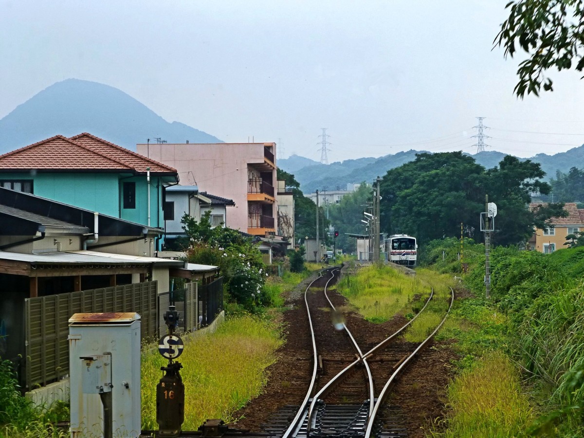 Matsuura-Bahn: Begegnung mit dem Einzeltriebwagen 401 in Nakazato an der Westküste, 26.Juli 2013. 