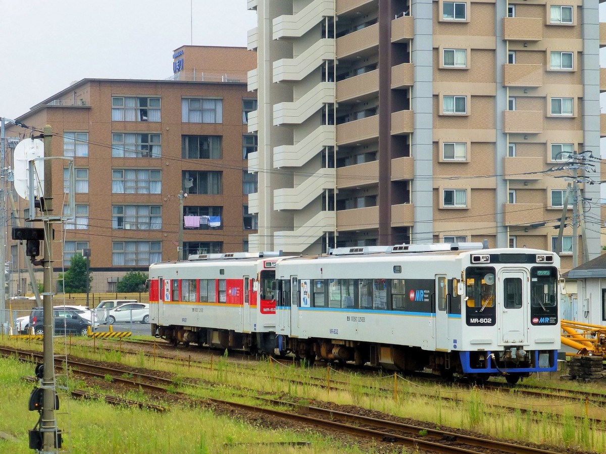 Matsuura-Bahn, die beiden Triebwagen 621 und 602 in Imari. 26.Juli 2013. 