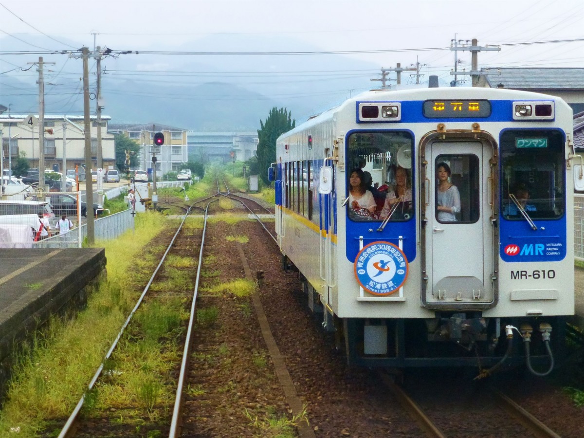 Matsuura-Bahn - Die Fahrgäste: Begegnung mit Wagen 610 in Kami Ainoura, 26.Juli 2013. 