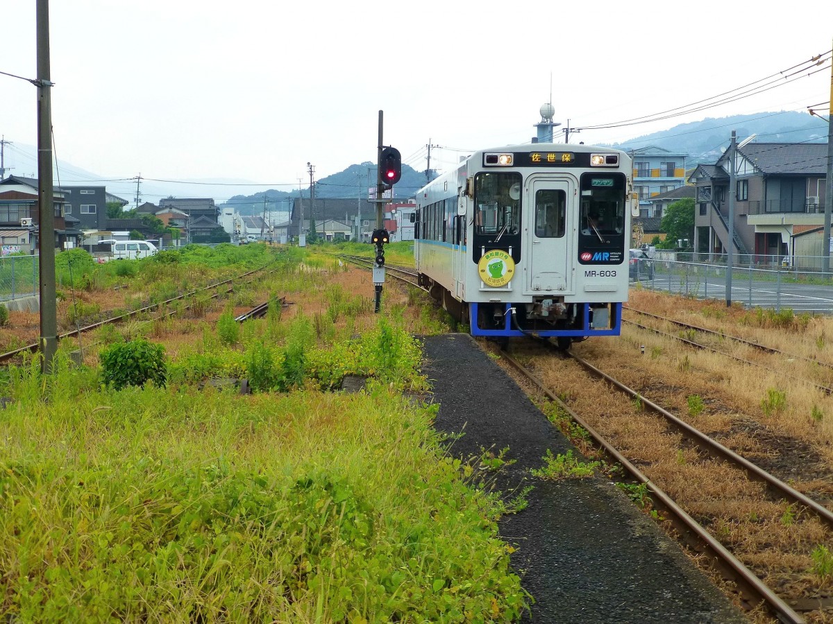 Matsuura-Bahn: Einfahrt des Wagens 603 in Saza, 26.Juli 2013. 