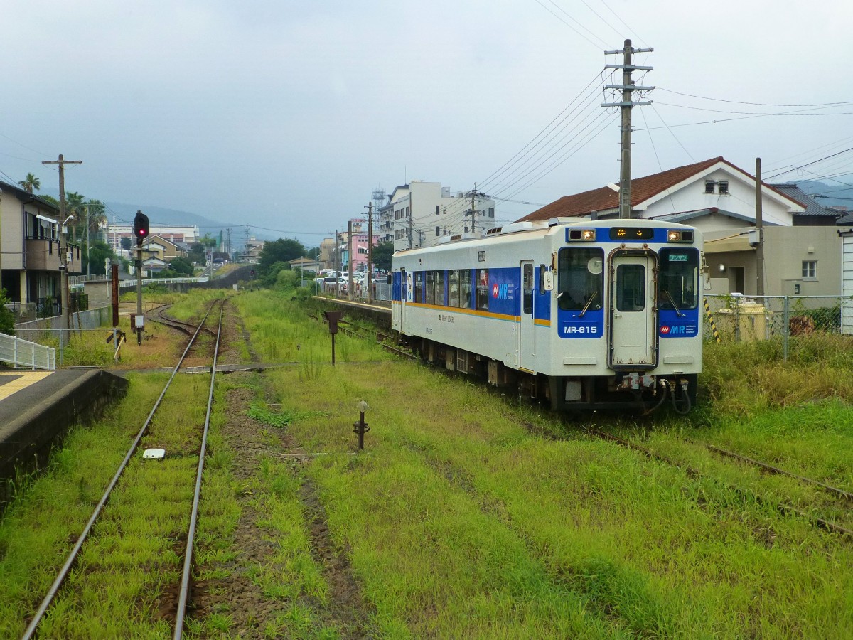 Matsuura-Bahn, die Station Hidari-ishi (ca 7 km nördlich von Sasebo, Blick nach Süden): Wagen 615 am 26.Juli 2013. 
