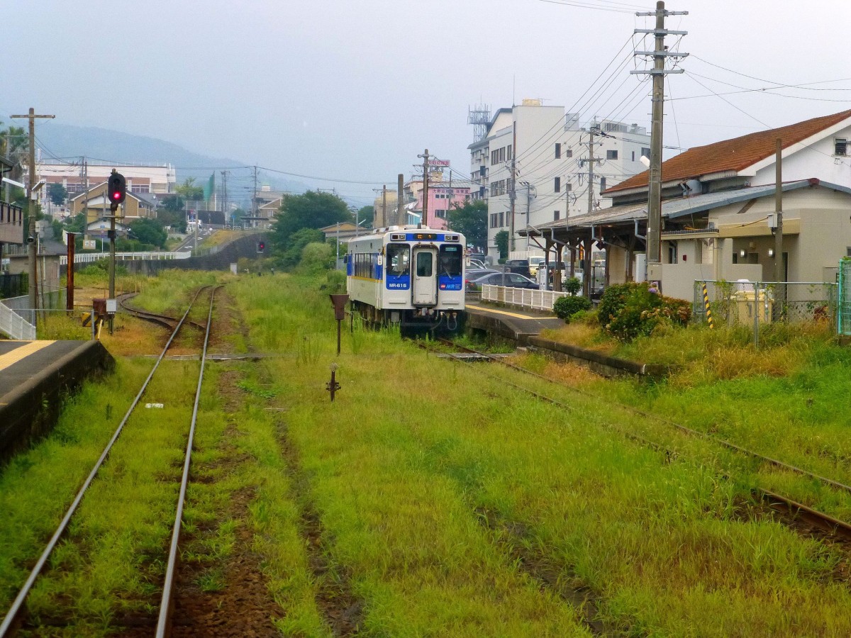 Matsuura-Bahn, die Station Hidari-ishi über 30 Jahre später (26.Juli 2013): Matsuura-Bahn Triebwagen 615 genügt jetzt alleine für den spärlichen Verkehr. Der Wagen steht am selben Ort wie im Bild vom 19.März 1981.  