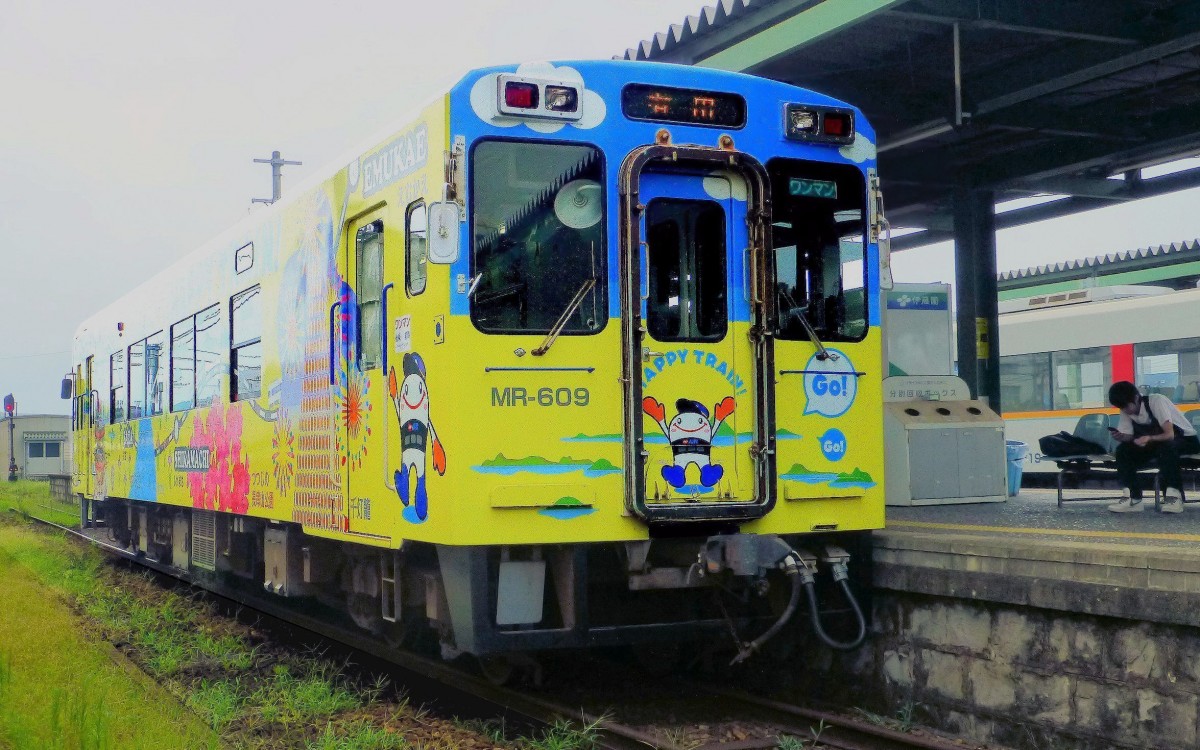 Matsuura-Bahn: Wagen 609 wirbt für die Schönheit der Strecke; dazu gehören etwa die lokalen Feste und eindrucksvolle Blumengärten. Imari Endstation, 26.Juli 2013.  