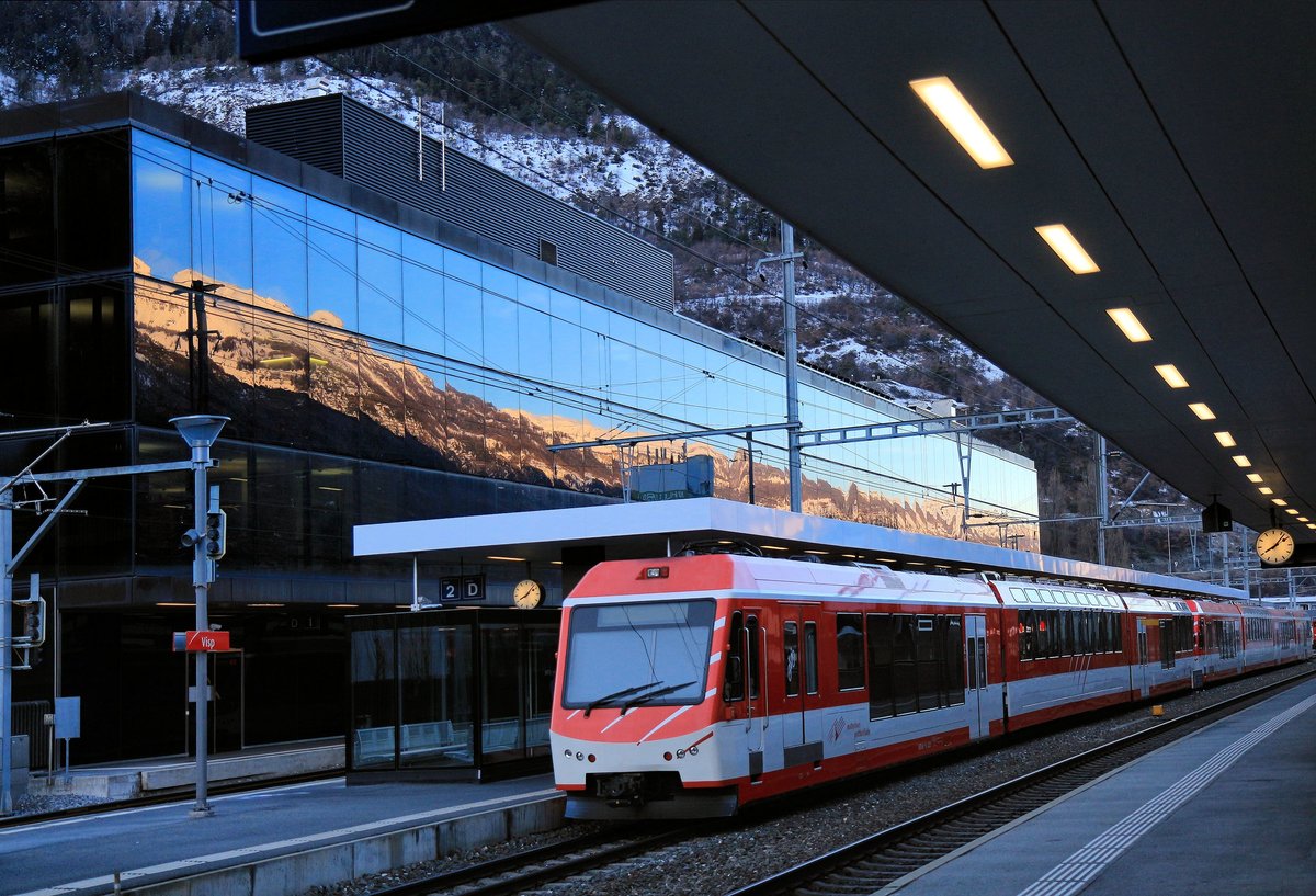 Matterhorn-Gornergrat-Bahn Triebzüge vierteilig (2011) + dreiteilig (2021) in Visp. 14.Februar 2019 