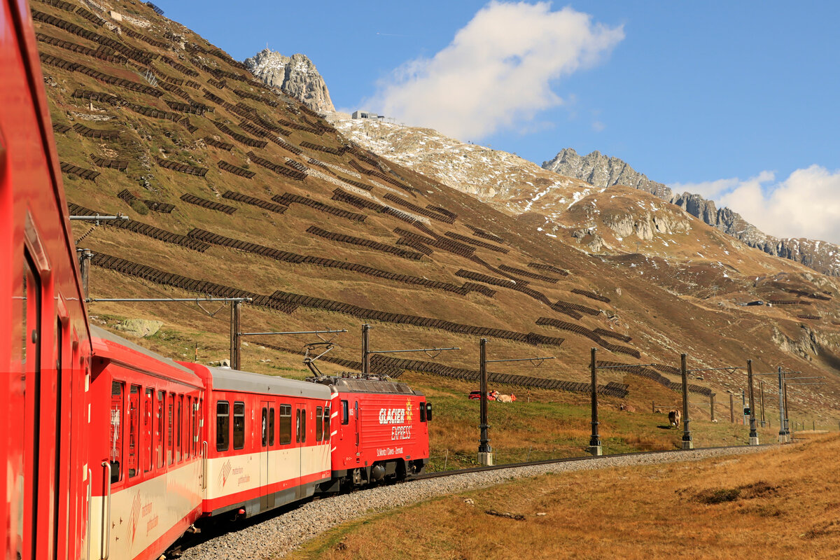 Matterhorn-Gotthard-Bahn MGB: Imposante Hangschutzverbauungen - Aufstieg des Zuges zum Oberalp-Pass. Lokomotive HGe4/4 105. 21.September 2022  