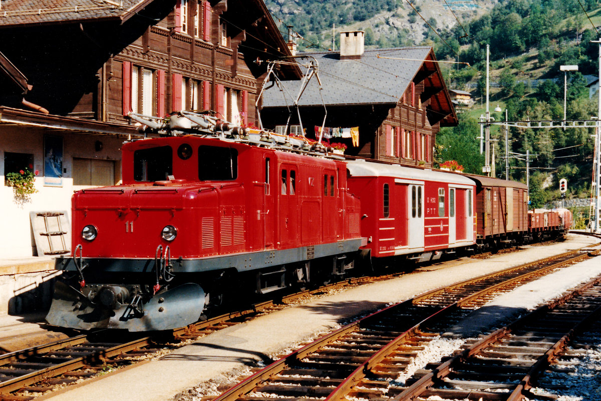 Matterhorn Gotthard Bahn MGB/BVZ
HGe 4/4 I Nummer 11 in St. Niklaus auf die nächste Abfahrt wartend im Oktober 1987.
Foto: Walter Ruetsch