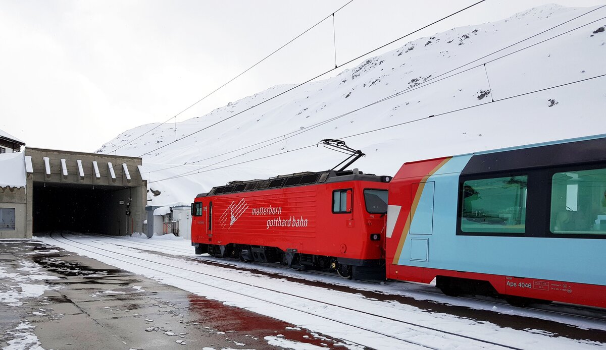 Matterhorn-Gotthard-Bahn__Ein Glacierexpress nach St. Moritz vor der Tunneleinfahrt am Bf Oberalppass mit Lok HGe 4/4 II 109  Matterhorn  [ex BVZ 1 von 1990].__25-02-2024
