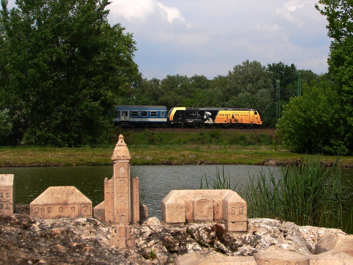 Matthias Rex Werbelok (480 005) bei Fischteich in der Nähe Szőny. 23.04.2014.