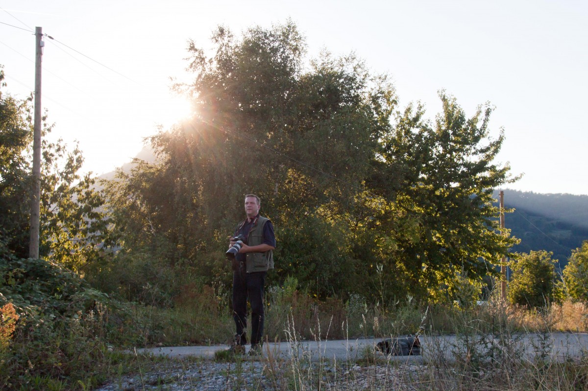 Matti hat die Erleuchtung.
Der Fotograf und die Sonne, kurz bevor sich letztere hinter dem Hohenhewen verkriecht.
Bahnbildertreffen in Singen - Welschingen am 2. August 2015