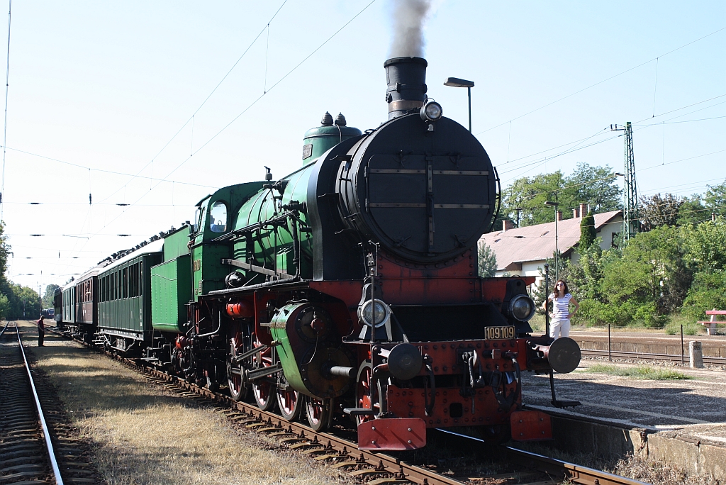 MAV 109.109 am 07.September 2013 mit dem Sonderzug von Budapest-Nyugati nach Szob beim Planhalt im Bf. Gd.