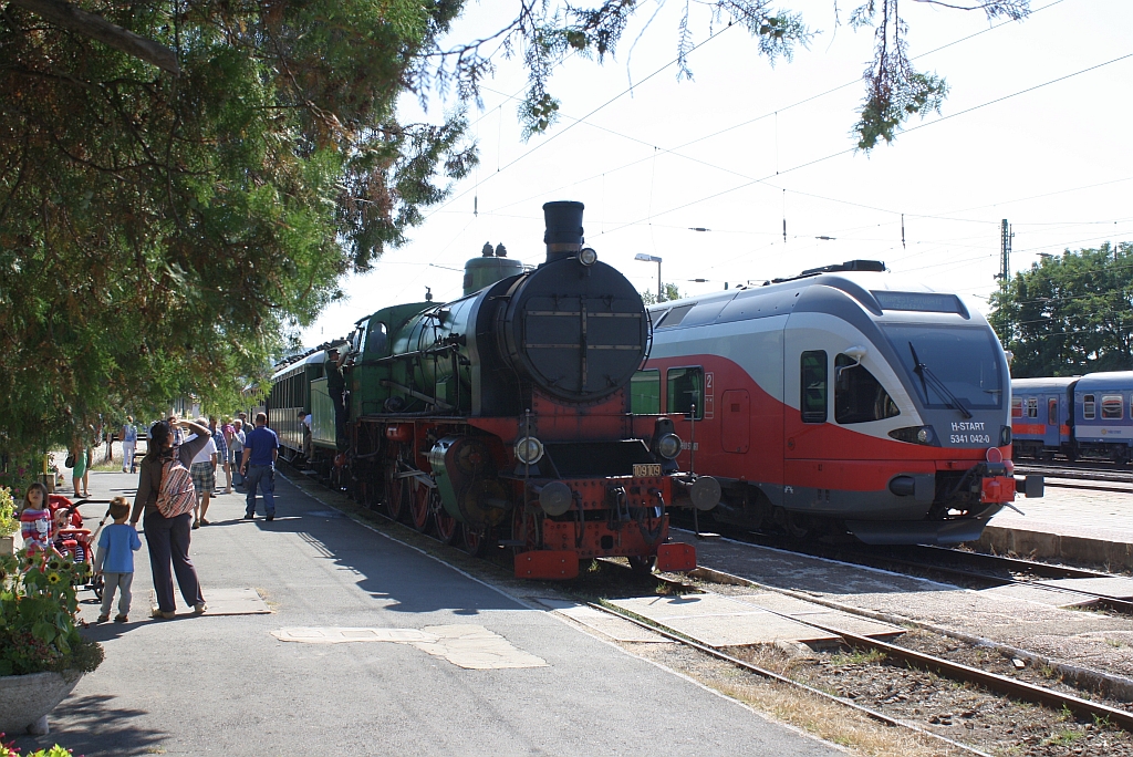 MAV 109.109 ist am 07.September 2013 mit dem Sonderzug von Budapest-Nyugati im Bf. Szob angekommen.