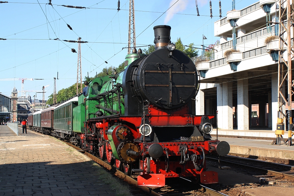 MAV 109.109 schiebt am 07.September 2013 im Bf. Budapest Nyugati den Sonderzug nach Szob auf Gleis 9. 

