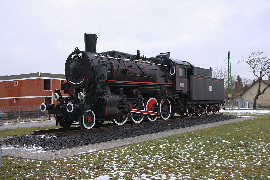 MAV 411.358, aufgestellt als Denkmal beim Bahnhof Hegyeshalom am 05.Jänner 2019.