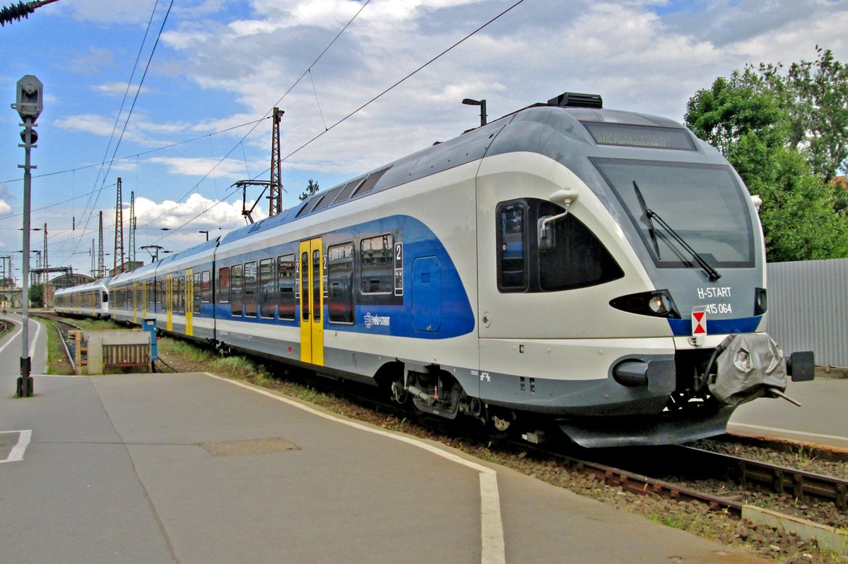 MAV 415 064 steht am 6 Mai 2016 in Budapest-Nyugati.