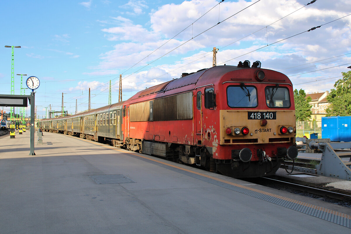 MAV 418 140-3 steht mit einem Regionalzug nach Lajosmizse in Budapast-Nyugati. (09.05.2023)