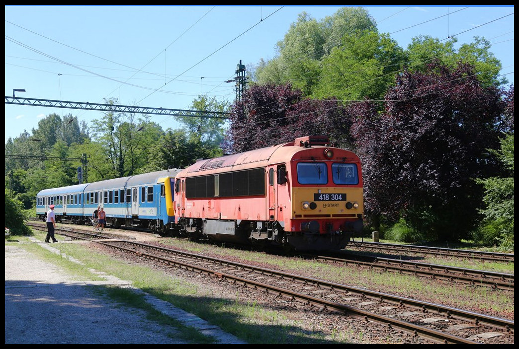 MAV 418304 hält mit dem IR nach Szombathely am 13.7.2022 um 10.46 Uhr im Landbahnhof Örtilos.