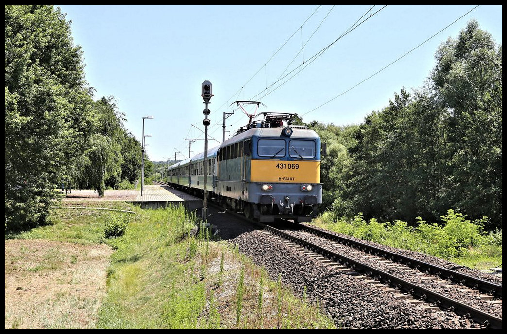 MAV 431069 durchfährt hier am 17.7.2022 um 12.58 Uhr mit einem Eurocity nach Slowenien den Haltepunkt Felsöjanosfa.