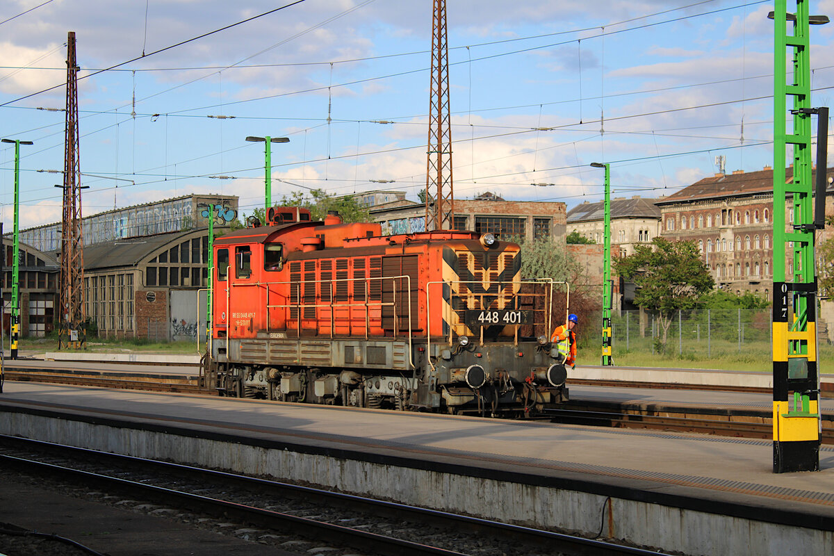 MAV 448 401 rangiert in Budapest-Nyugati an einen angekommen Regionalzug aus Lajosmizse. (09.05.2023)
