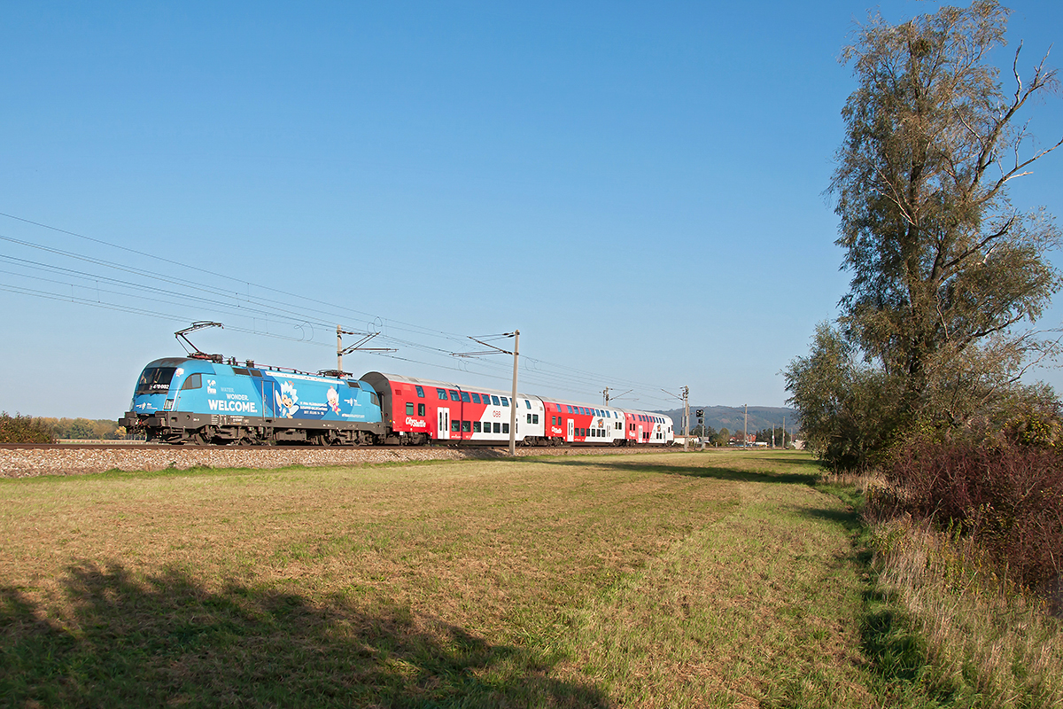 MAV 470 002 brachte am 22.10.2018 den REX 2123 von České Velenice nach Wien Franz Josefs Bahnhof. die Aufnahme entstand bei Zeiselmauer.