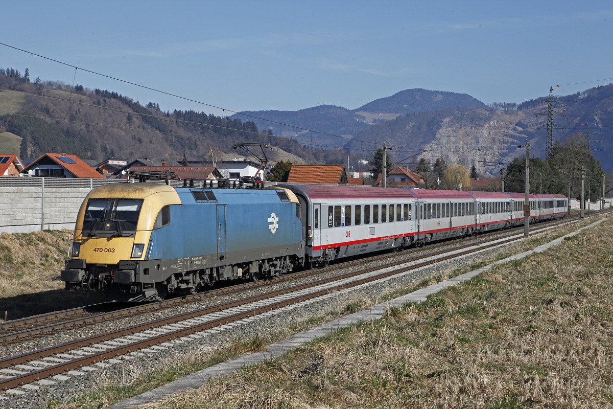 MAV 470 003 zieht am 8.03.2015 EC151 bei Stübing Richtung Süden.