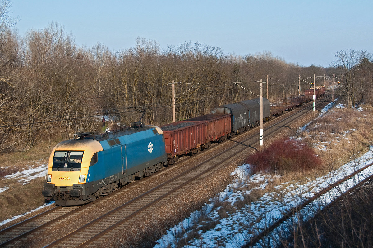 MAV 470 004 fährt mit einem Güterzug auf der Nordbahn in Richtung Wien. Strasshof, am 06.02.2015.