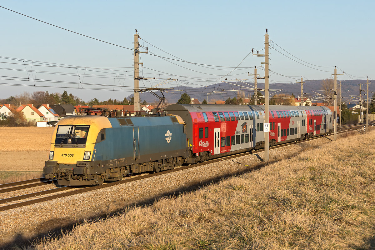 MAV 470 005 brachte am 27.02.2019 den REX 2118 von Wien FJB nach České Velenice.
Das Foto entstand kurz nach Muckendorf-Wipfing.
