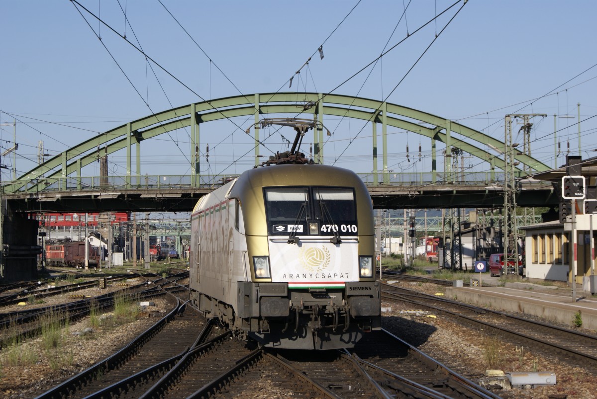 MAV 470 010 wird für EN 467 Wiener Walzer (Zürich HB - Budapest keleti pu.)
Wien Westbahnhof
19.05.2012