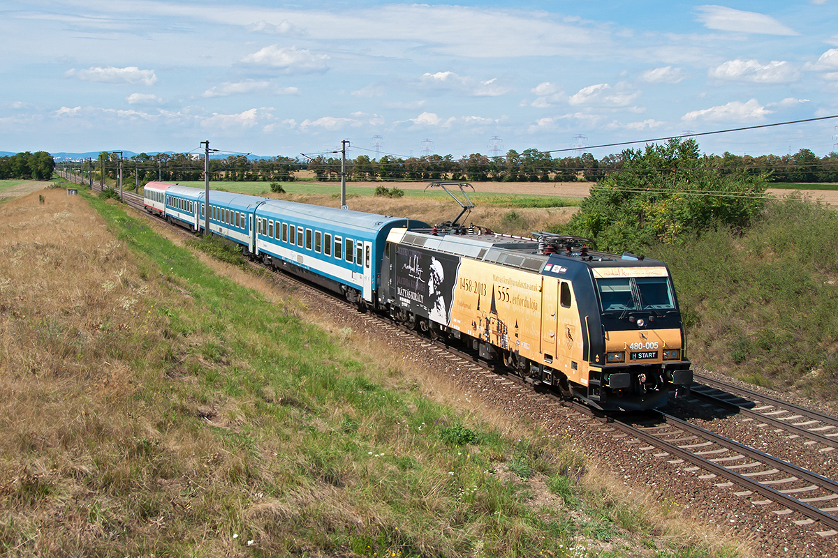 MAV 480 005 war am 11.08.2018 mit dem D-Zug 145 von Wien nach Budapest unterwegs. Die Aufnahme entstand zwischen Himberg und Gramatneusiedl.