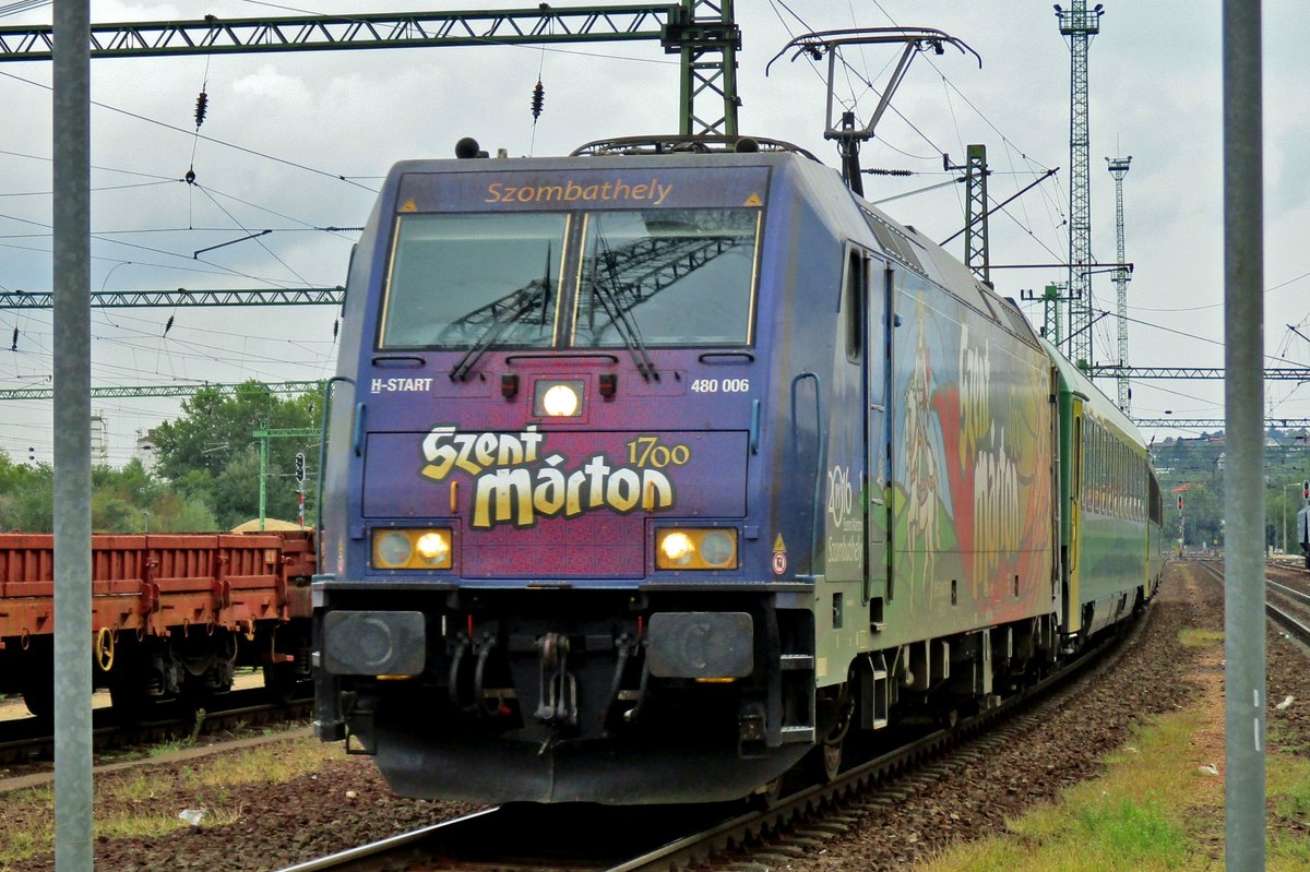 MAV 480 006 treft am 12 Mai 2018 in Kelenföld ein. Das Bild wurde vom Bahnsteig aus genommen.