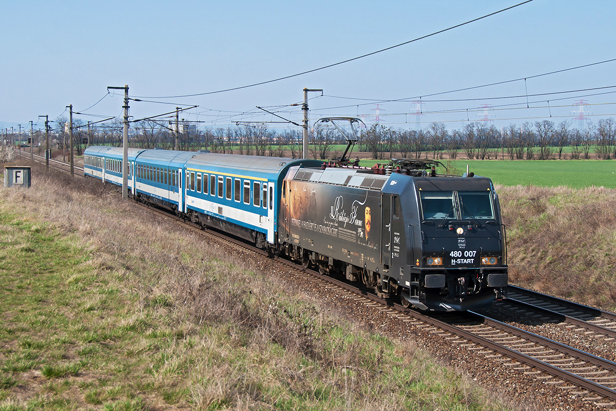 Mav 480 007 brachte am 08.04.2018 den Schnellzug 145  Lehar  von Wien nach Budapest, hier kurz vor Gramatneusiedl.