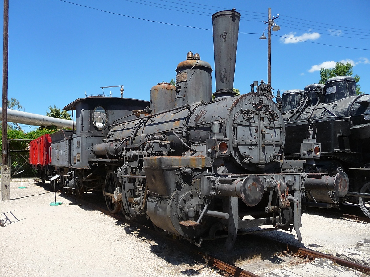 MAV 7111, Dreikuppler Nassdampfverbund Nebenbahnlokomotive, gebaut bei der Königlich Ungarischen Eisenbahn Maschinenfabrik (Magyar királyi Államvasutak Gépgyára), 1902.

Höchstgeschw. 50 km/h
LüP 12310 mm
Treibraddurchm. 1100 mm

Hungarian Railway Museum, Budapest, 18.6.2016