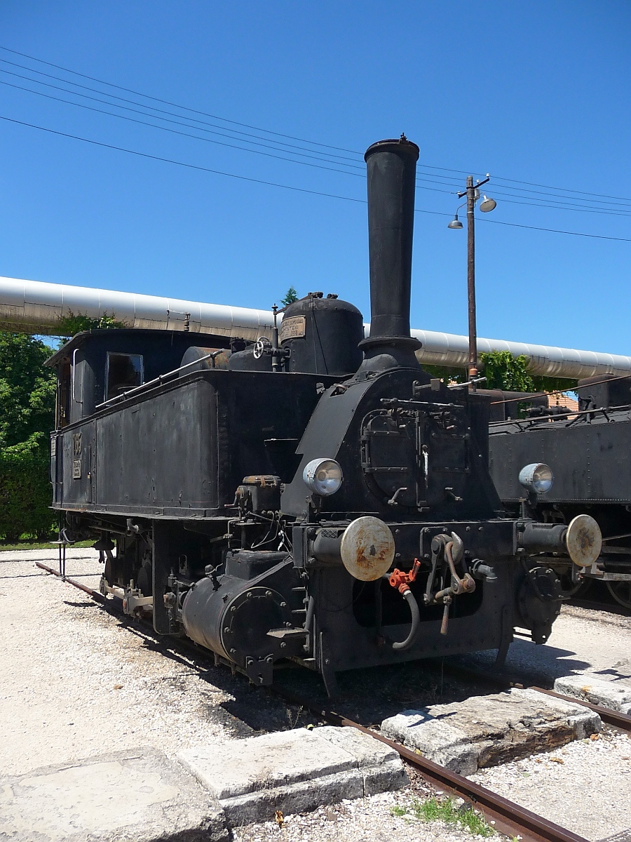 MAV 765, Dampflok der MAV-Baureihe 377, gebaut in Budapest, 1886 

Höchstgeschw. 40 km/h 
Betriebsgewicht 27,4 t 
Achslast 9,2 t 
Dampfdruck 10 bar 
LüP 7780 mm 
Treibraddurchm. 1110 mm 

Hungarian Railway Museum, Budapest, 18.6.2016